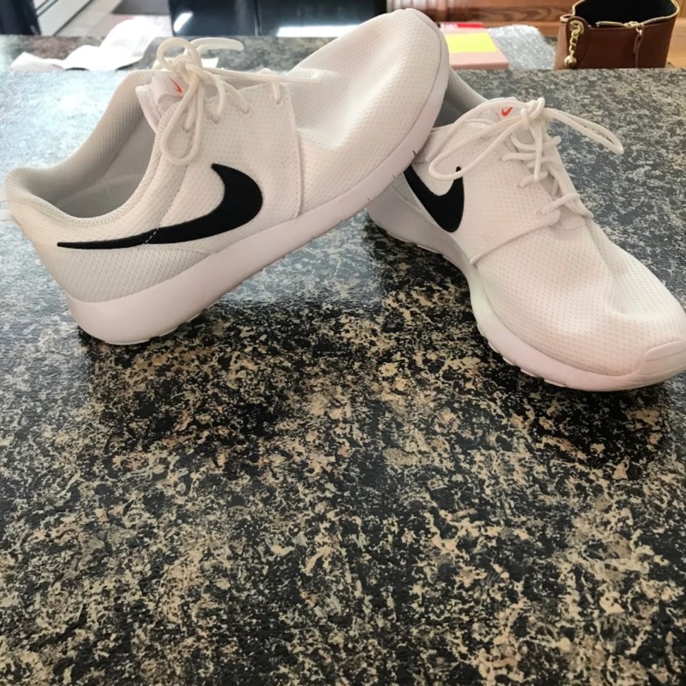Nike women’s roshe ones SIZE 6.5